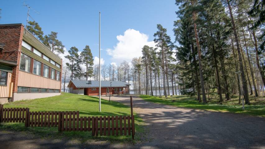 Kaunisniemen leirikeskuksen pihapiiri keväällä.