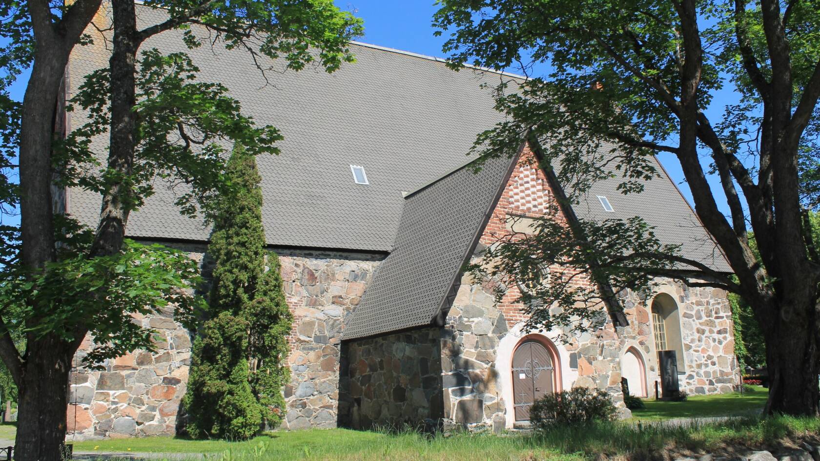 Lammin keskiaikainen kivikirkko.