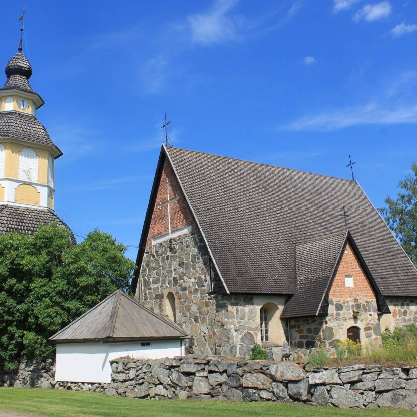 Tuuloksen keskiaikainen kivikirkko ja kellotapuli.