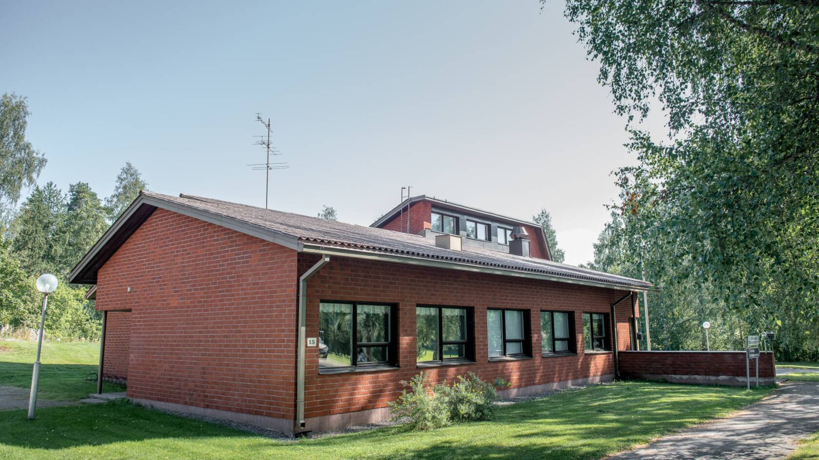 Tuuloksen seurakuntakeskus kesällä.
