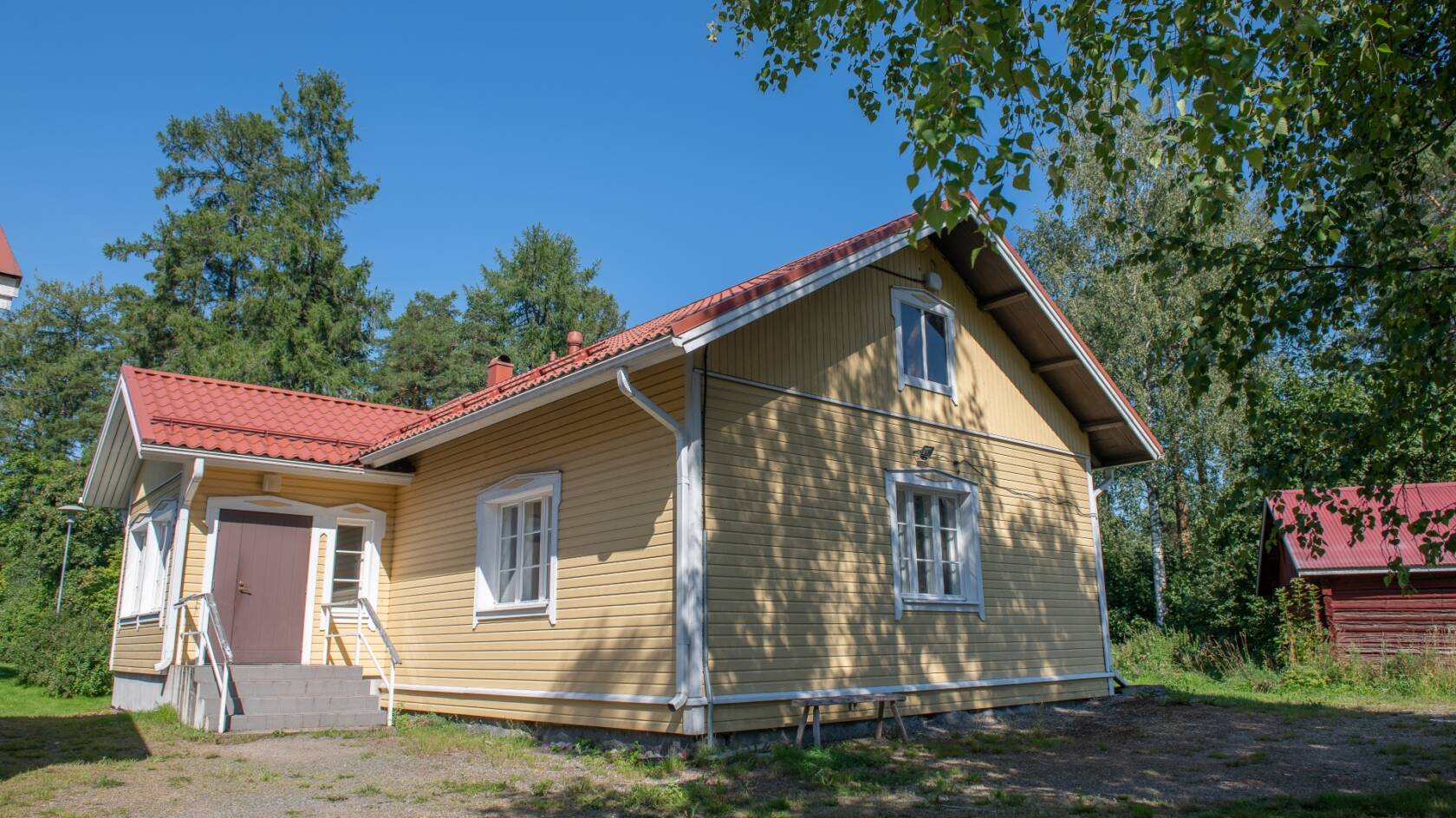 Tuuloksen pihatupa kesällä.