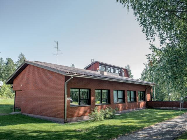 Tuuloksen seurakuntakeskus kesällä.