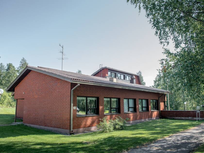 Tuuloksen seurakuntakeskus kesällä.