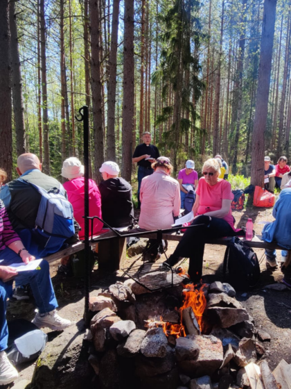 Seurakuntalaisia metsäkirkossa.