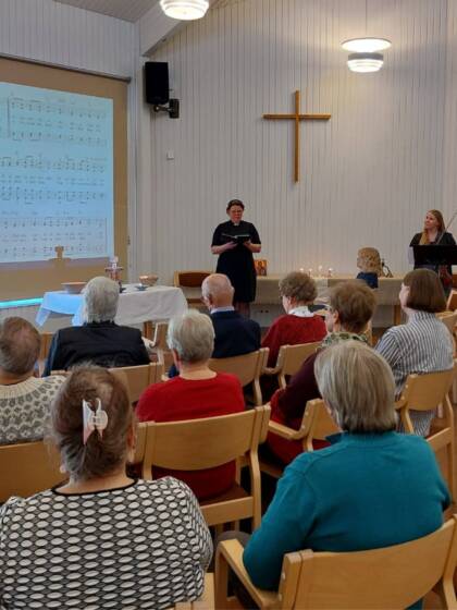 Ihmisiä Taize-hartaushetkessä