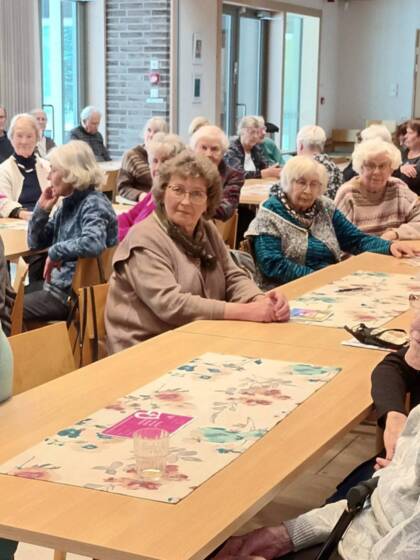 Ruokapöydät täynnä kerholaisia.